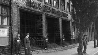Berlin, 1952 - Der Eingang vor dem Haus des Rundfunks ist mit Stacheldraht abgesperrt, Soldaten der Alliierten stehen davor.