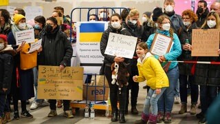 Ukrainische Flüchtlinge werden am Berliner Hauptbahnhof willkommen geheißen von Privatpersonen, die Unterkünfte anbieten.