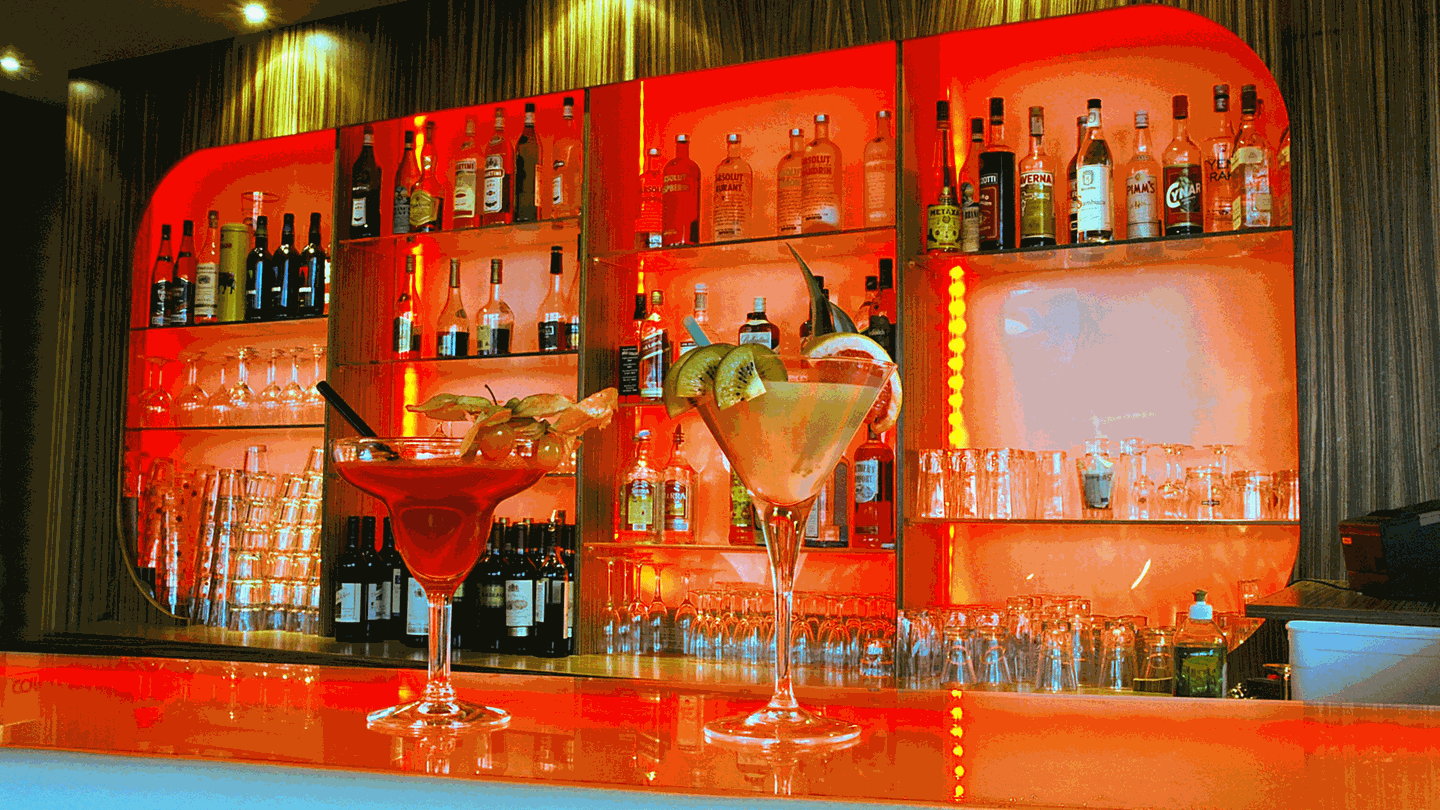 2 Cocktails auf der Bar