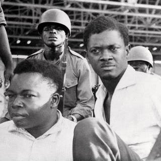 Ein Bild von 1960: Patrice Lumumba wir von kongolesischen Soldaten in Leopolville festgenommen.