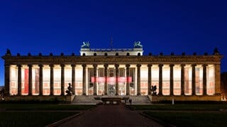 Blick auf das beleuchtete Alte Museum in Berlin bei Nacht