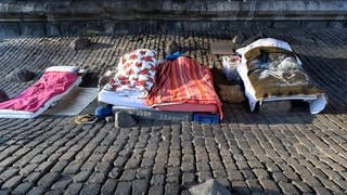 Wachsende Obdachlosigkeit in Deutschlans. Betten von Obdachlosen unter einer Brücke.