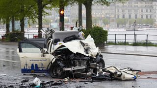 Wrack eines Taxis, das mit anderem Taxi am 04.05.2017 am Ballindamm in Hamburg zusammengestieß. 