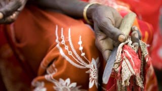 Der Weg zurück zur körperlichen Unversehrtheit - Doku über die Folgen weiblicher Genitalverstümmelung