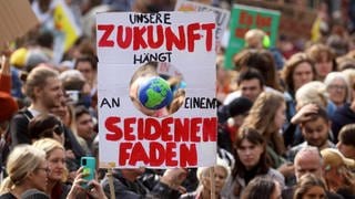 Globaler Klimastreik mit Aktionen von FRIDAYS FOR FUTURE am 23.09.2022 in Berlin. Klimaaktivist*innen fordern umfassende politische Maßnahmen um den Klimawandel aufzuhalten.