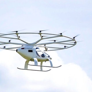 Der vollelektrische Volocopter fliegt am Mercedes Museum in Stuttgart vorbei.