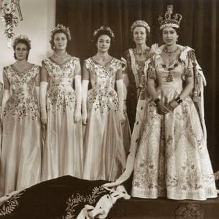 Elizabeth II. und ihre adeligen “Maids of Honor” bei der Krönung 1953
