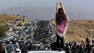 Viele Menschen bei einer Demonstration in Saqez, Iran. Der Tod von Mahsa Amini löste eine Protestwelle gegen das iranische Requime aus.