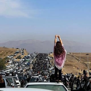 Viele Menschen bei einer Demonstration in Saqez, Iran. Der Tod von Mahsa Amini löste eine Protestwelle gegen das iranische Requime aus.