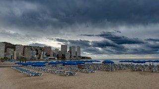 Strand von Benidorm mit Liegestühlen