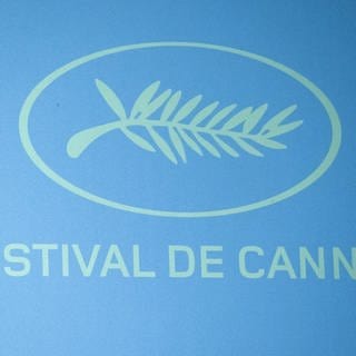 Das Logo des Filmfestivals in Cannes bei der offiziellen Pressekonferenz zum Festival-Programm 2021.