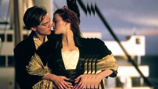 Leonardo DiCaprio und Kate Winslet beim berühmten Kuss an der Rehling in Titanic