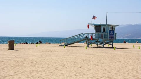 Strand in Santa Monica – Hauptattraktion der Stadt ist der Santa Monica Pier mit dem schon von weitem sichtbaren Freizeitpark. Arte Dokumentation „California! Zwischen Utopie und Realität“