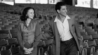Carey Mulligan als Felicia Montealegre und Bradley Cooper als Leonard Bernstein in einer Szene aus «Maestro» (undatiert). «Maestro» feiert Anfang September bei den Filmfestspielen von Venedig Premiere.