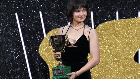 Cailee Spaeny hält den Preis Coppa Volpi als beste Schauspielerin in Venedig