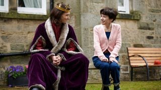 Harry Lloyd (l) als Richard III und Sally Hawkins als Philippa Langley in einer Szene des Films «The Lost King» (undatierte Filmszene).