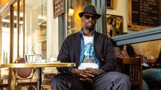 Spielt wieder mit seiner ganz eigenen Mischung aus Charme, Elganz und unerschütterlicher Ruhe: Omar Sy. Netflix-Serie "Lupin" (Staffel 3)