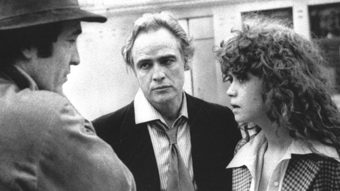 Method-Actor Marlon Brando im Gespräch mit Regisseur Bernardo Bertolucci, left und Schauspielerin Maria Schneider beim Dreh von „Der letzte Tango in Paris“