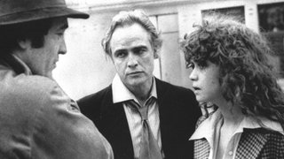 Method-Actor Marlon Brando im Gespräch mit Regisseur Bernardo Bertolucci, left und Schauspielerin Maria Schneider beim Dreh von „Der letzte Tango in Paris“