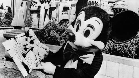 Mickey Mouse mit Zeichnung von „Steamboat Willie“ (1928)