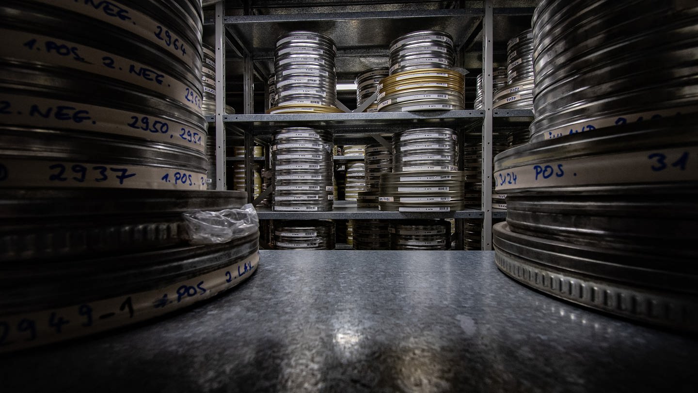 Zahlreiche Filmrollen lagern in Regalen im Filmarchiv in Hoppegarten. Auch zahlreiche DEFA-Filme sind dort archiviert.