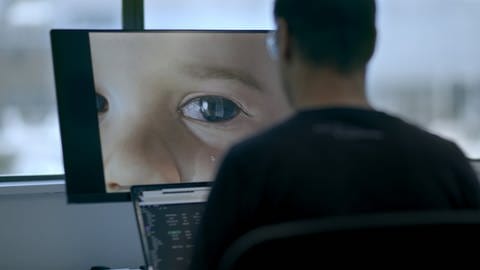 Filmstill: Doku „Eternal You“ von Hans Block und Moritz Riesewieck. Start-Ups erschaffen digitale Avatare mithilfe Künstlicher Intelligenz.