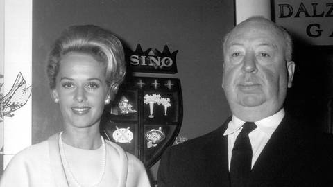 Publicity-Foto mit Tippi Hedren und Regisseur Alfred Hitchcock, ca. 1963.