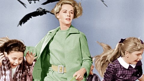 Szene aus "Die Vögel": Tippi Hedren flieht mit Kindern vor dem Angriff eines Schwarms Raben.