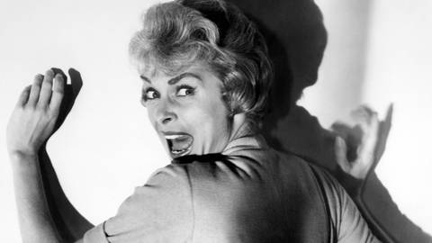 Promo-Shoot zu "Psycho": Schauspielerin Janet Leigh blickt über ihre Schulter hinter sicht. Das Gesicht ist zu einem Angstschrei verzerrt.