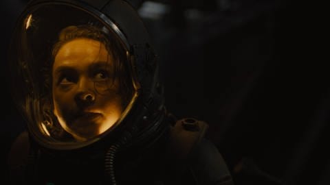 Rain (Cailee Spaeny) in einer Szene des Films „Alien: Romulus“