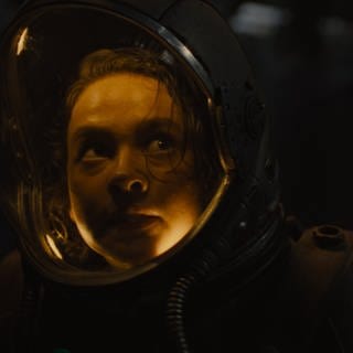 Rain (Cailee Spaeny) in einer Szene des Films „Alien: Romulus“