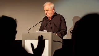 Veranstalter Michael Kötz spricht bei der Eröffnung des 18. Festivals des Deutschen Films. 