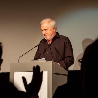 Veranstalter Michael Kötz spricht bei der Eröffnung des 18. Festivals des Deutschen Films. 