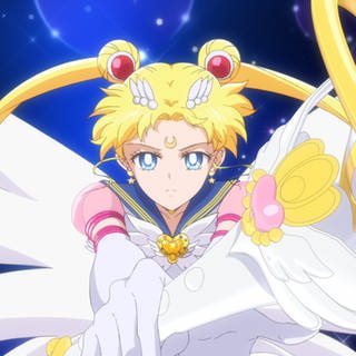 Filmstill „Pretty Guardian Sailor Moon Cosmos“: Eternal Sailor Moon hält entschlossen ihr magisches Szepter den Gegnern entgegen.