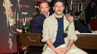 Rocko Schamoni und Fahri Yardim bei der Premiere der Joyn Vampir-Comedy-Serie "Der Upir"