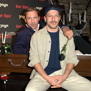 Rocko Schamoni und Fahri Yardim bei der Premiere der Joyn Vampir-Comedy-Serie "Der Upir"