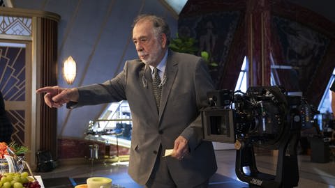 Francis Ford Coppola zeigt am Set auf etwas