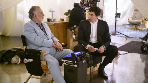 Regisseur Francis Ford Coppola sitzt mit Schauspieler Adam Driver zusammen am Set