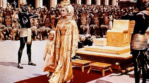 „Cleopatra“ (1963) war zum Zeitpunkt seiner Veröffentlichung der teuerste Film, den Hollywood je produziert hatte. Ursprünglich waren etwa 2 Millionen Dollar geplant, letztlich beliefen sich die Kosten auf etwa 44 Millionen Dollar (was inflationsbereinigt heute über 300 Millionen Dollar entspricht). Elizabeth Taylor war die erste Schauspielerin, die eine Gage von 1 Million Dollar für ihre Rolle erhielt, was damals sensationell war. Erst 2009 übertraf "Avatar" von James Cameron den Kostenrekord.