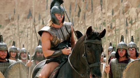 Achilles (Brad Pitt) in Lederrüstung und Helm an der Spitze seiner Armee. (Szenenbild "Troja" von 2004)