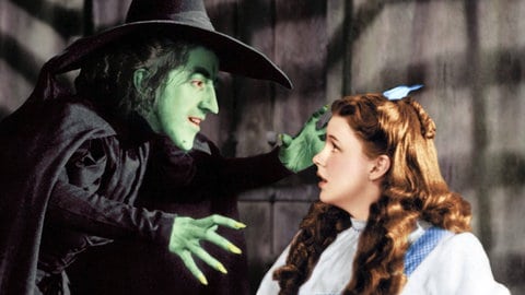 „Der Zauberer von Oz“ (1939): Die böse Hexe des Westens (Margaret Hamilton) bedroht Dorothy Gale (Judy Garland) 