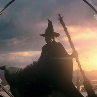 Film-Musical „Wicked“: Die Hexe Elphaba (Cynthia Erivo) im Gegenlicht. Ihre Silhouette erinnert an das Schreckensbild einer bösen Hexe.