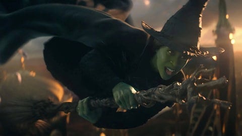 Film-Musical „Wicked“: Hexe Elphaba (Cynthia Erivo) flieht auf ihrem Besen aus der Smaragdstadt