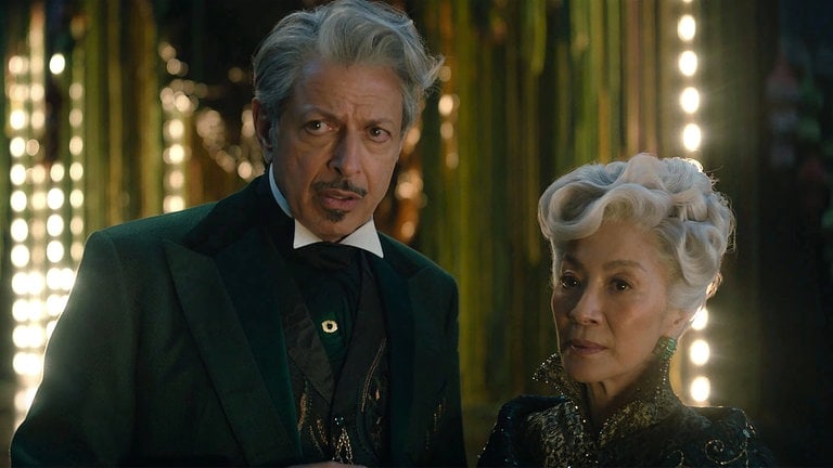 Film-Musical „Wicked“: Der Zauberer von Oz (Jeff Goldblum) und Madame Akaber (Michelle Yeoh)