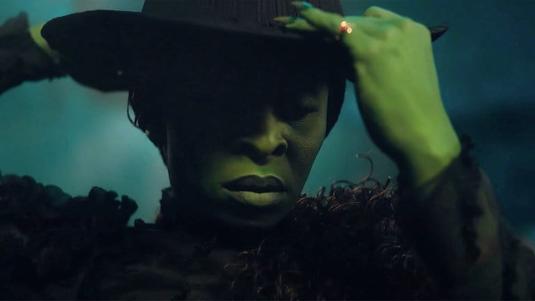 Film-Musical „Wicked“: Die grüne Hexe Elphaba (Cynthia Erivo) rückt sich ihren Hexenhut zurecht.