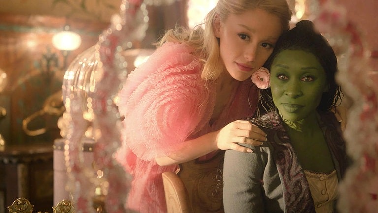 Film-Musical „Wicked“: Die Zimmerkameradinnen Galinda (Ariana Grande) und Elphaba (Cynthia Erivo)