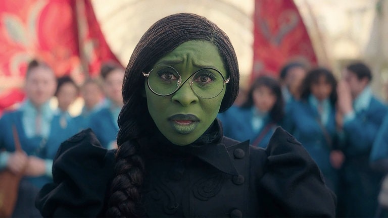 Film-Musical „Wicked“: Die grüne Hexe Elphaba (Cynthia Erivo) blickt in die Kamera