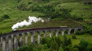 Zug auf Viadukt in Schottland