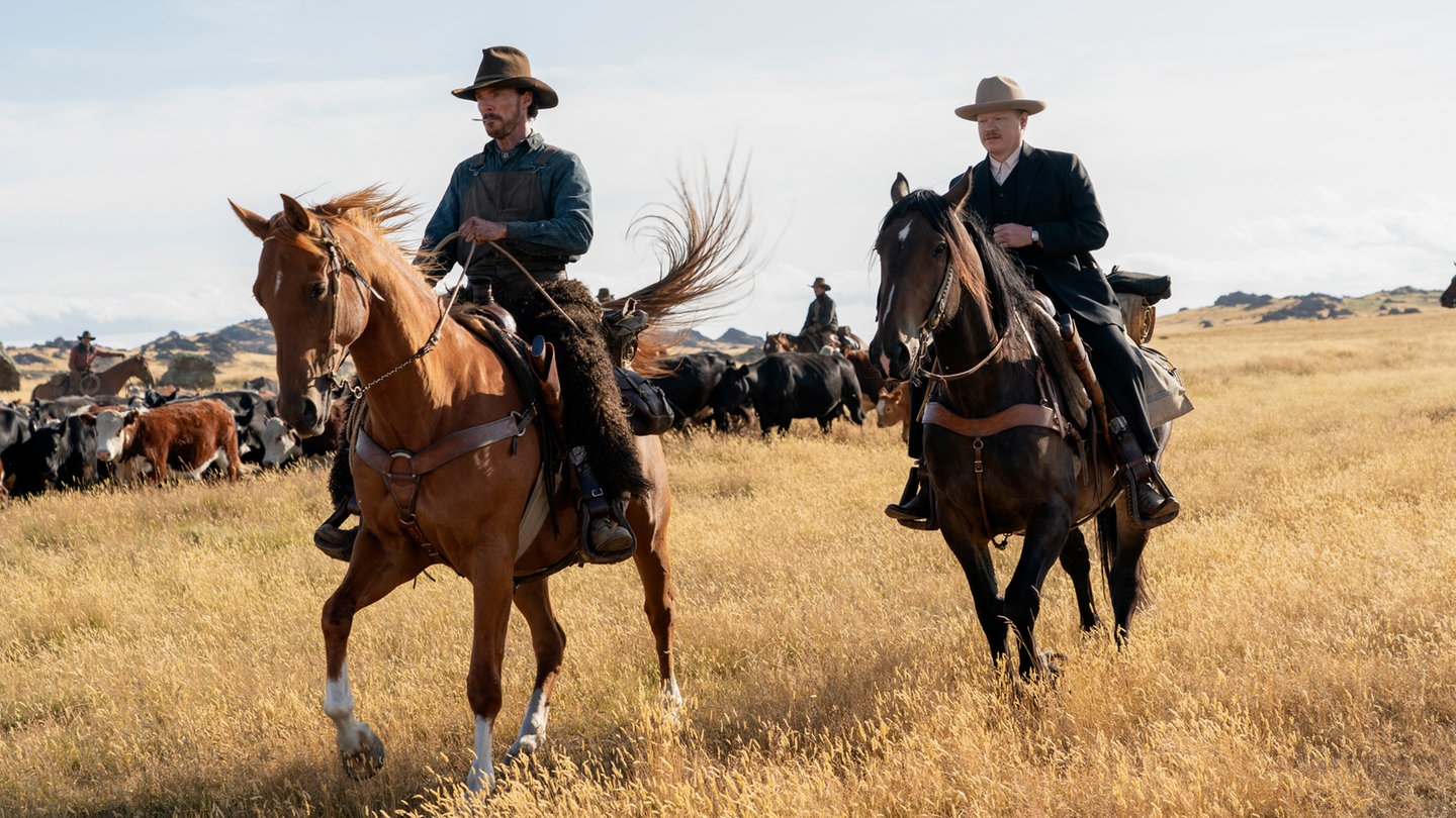 Benedict Cumberbatch (l) als Phil Burbank und Jesse Plemons als George Burbank in einer Szene des Films 