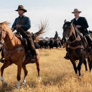 Benedict Cumberbatch (l) als Phil Burbank und Jesse Plemons als George Burbank in einer Szene des Films "The Power of the Dog" (undatierte Filmszene).